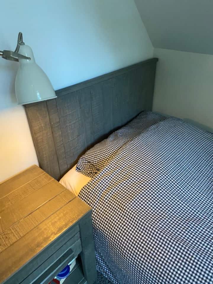 Спалня на горния етаж с едно единично легло