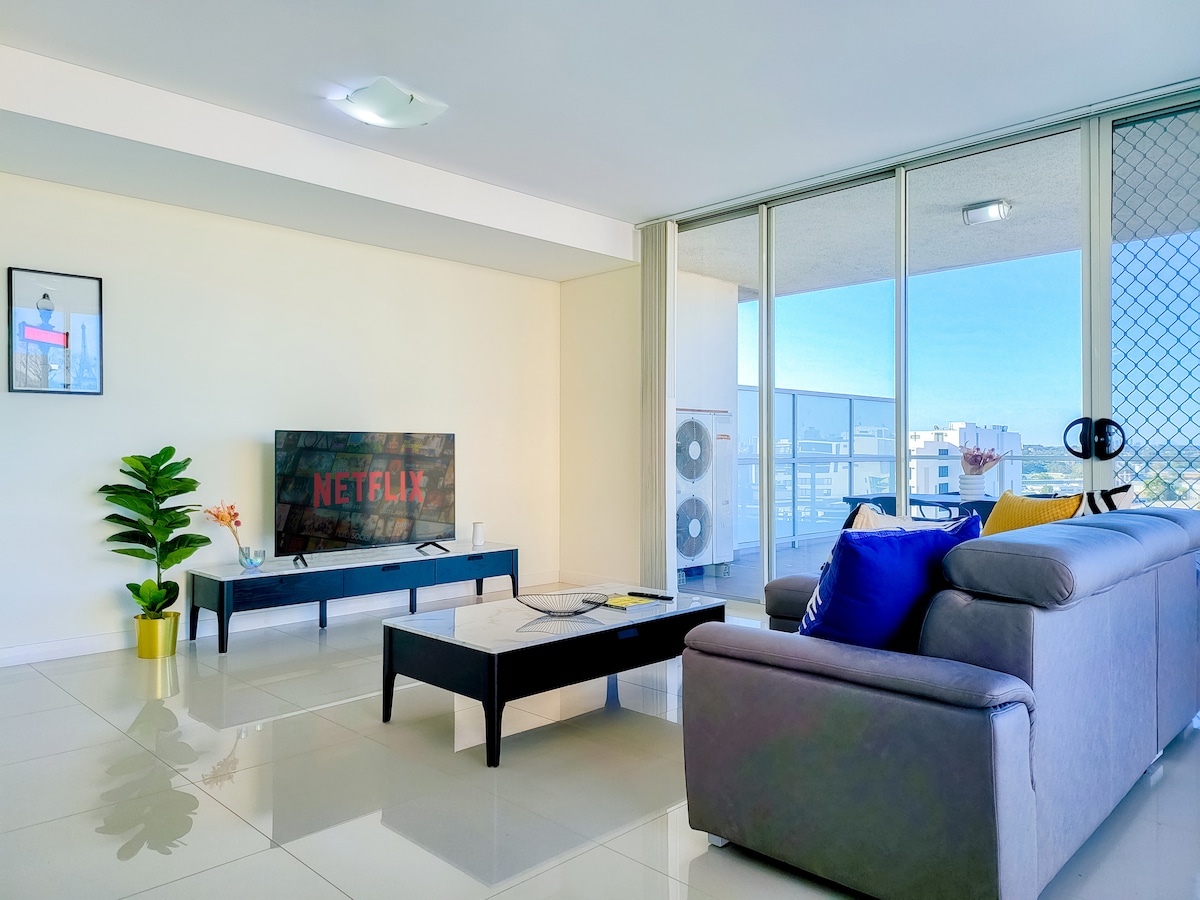 Top Airbnb: Spacious 3 Bed Penthouse With Panoramic City View in Mascot