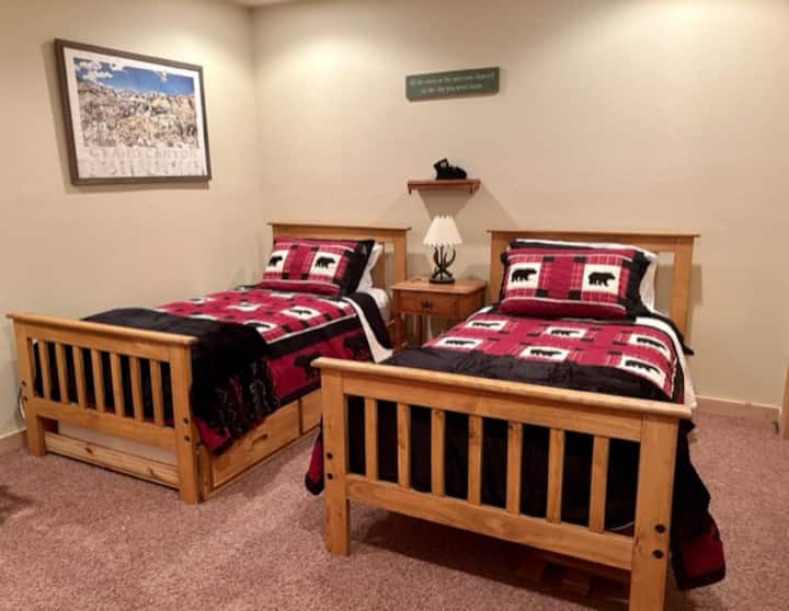 Chini ~ "Chumba cha Bear" 