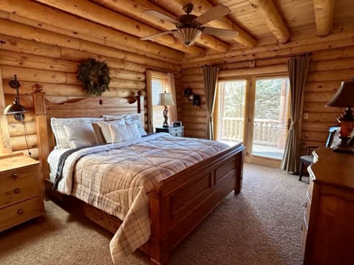 Ngazi kuu ~ Chumba cha kulala cha msingi na mlango wa kujitegemea wa staha