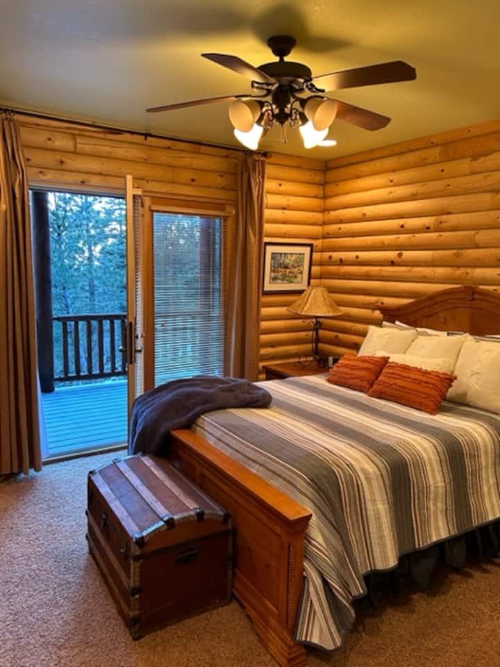 Chini ~ "Chumba cha Bluu" kina mlango wake wa kujitegemea wa staha na bafu kamili