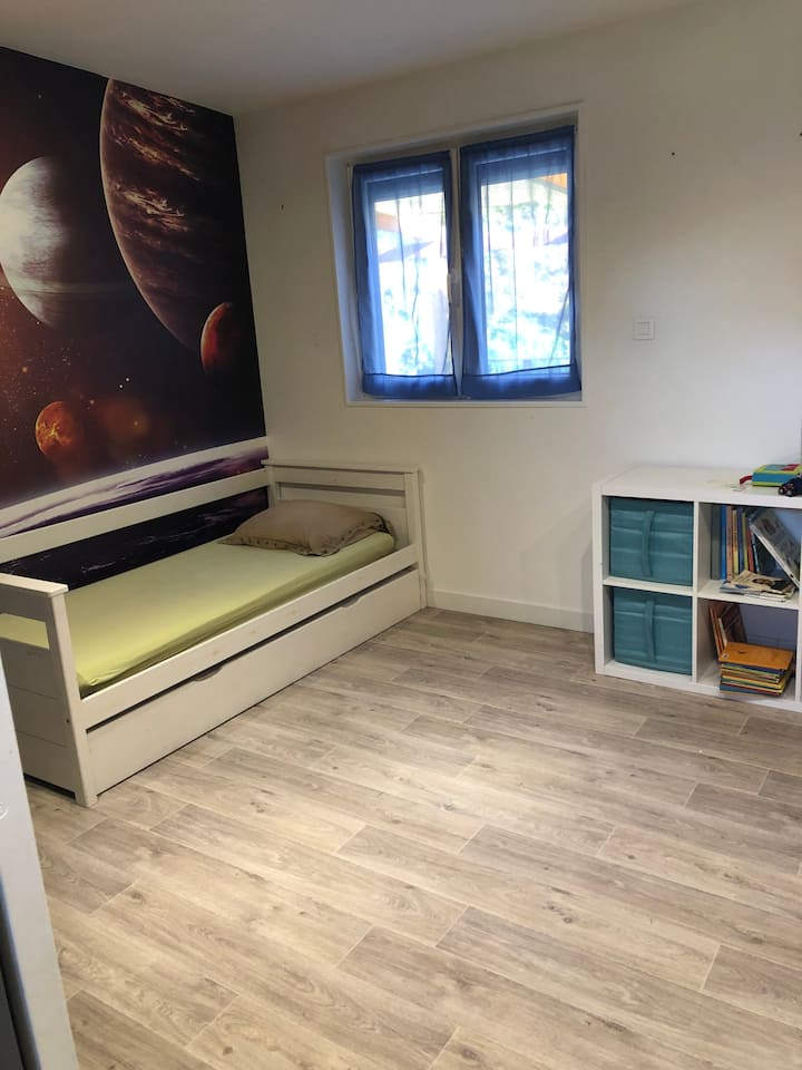 ห้องเด็กขนาด 20 ตารางเมตรมีเตียง 2 เตียงให้บริการในแต่ละด้าน