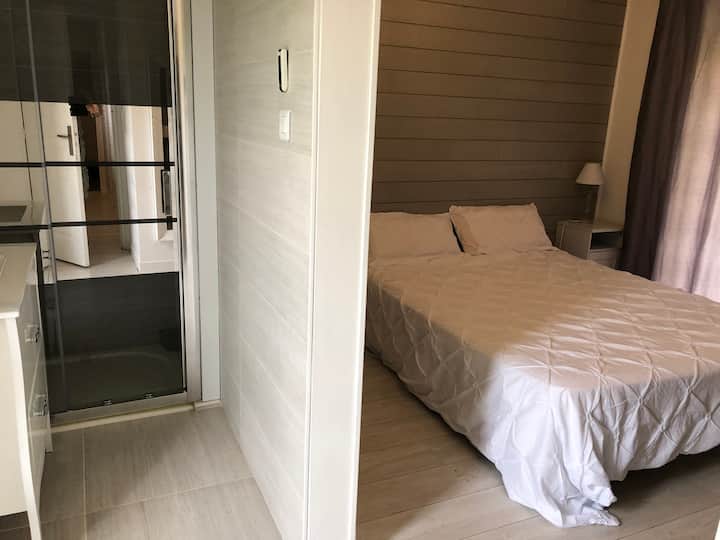 ห้องนอนใหญ่พร้อมห้องอาบน้ำ