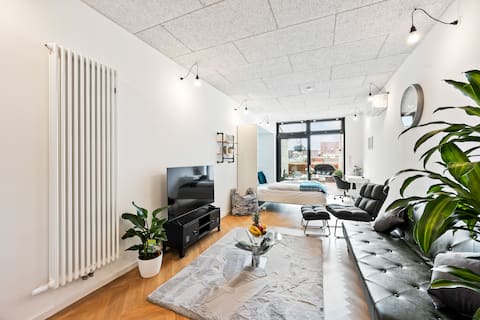 LiT LiVING: LuxusLoft | Box SprIng | Air Con | BBQ