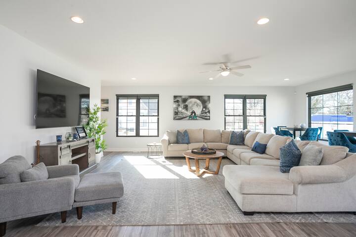 New Hot Tub, Spacious, Near Downtown gallery image 3