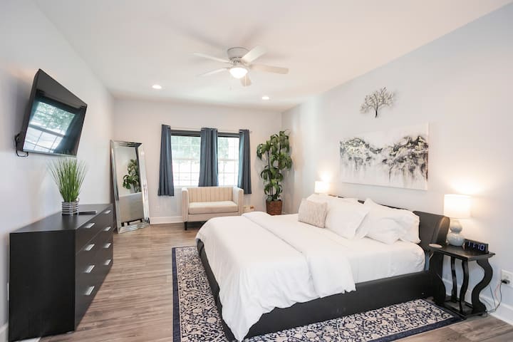 New Hot Tub, Spacious, Near Downtown gallery image 4