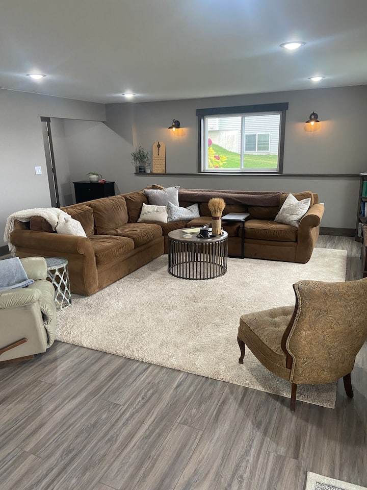 Sebule ya kustarehesha yenye Runinga kubwa inajumuisha kebo na Netflix na Wi-Fi na mahali pa moto pa kustarehesha