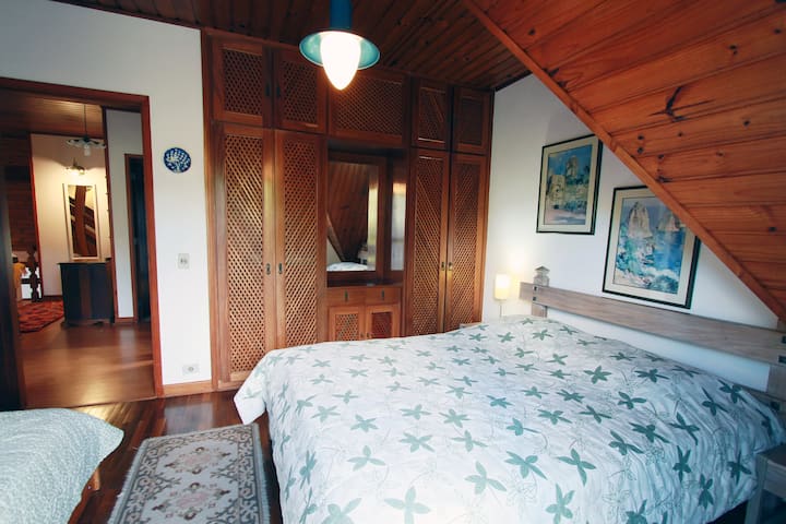 Საერთო საცხოვრებელი B - 1 ორადგილიანი საწოლი და 1 ერთადგილიანი საწოლი, სააბაზანო დერეფანში, დიდი აივანი