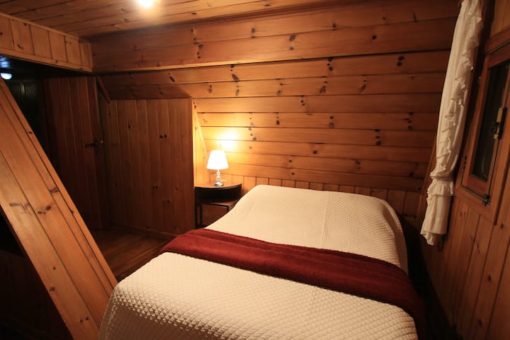 Დაკავშირებული ოთახი 1 ორადგილიანი საწოლით + 1 ერთადგილიანი საწოლით, მაქსიმუმ 3 ადამიანი. Ფანჯარა ბაღის ხედით.