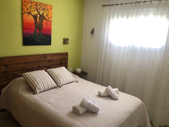 habitación 2 con aire acondicionado

cama 140 (2 personas)
armario