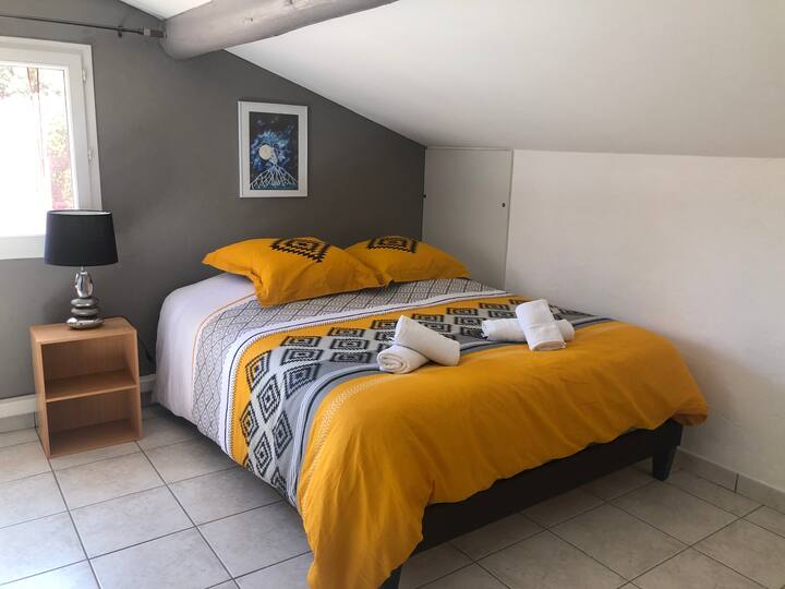 Habitación 1  con aire acondicionado
Cama de 160 ( 2 personas)
ropa de cama nueva