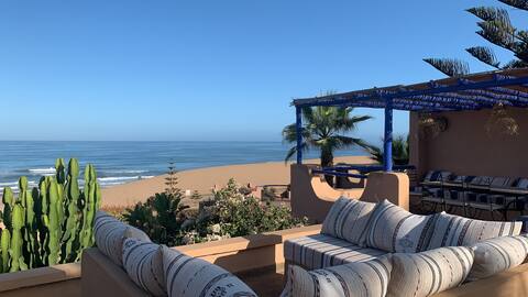 Individual villa facing the ocean!