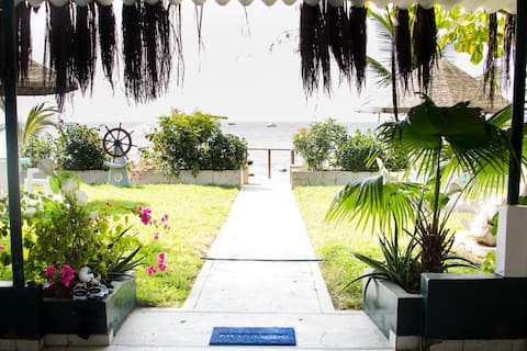 Cozy beach front house in Punta Sal Beach