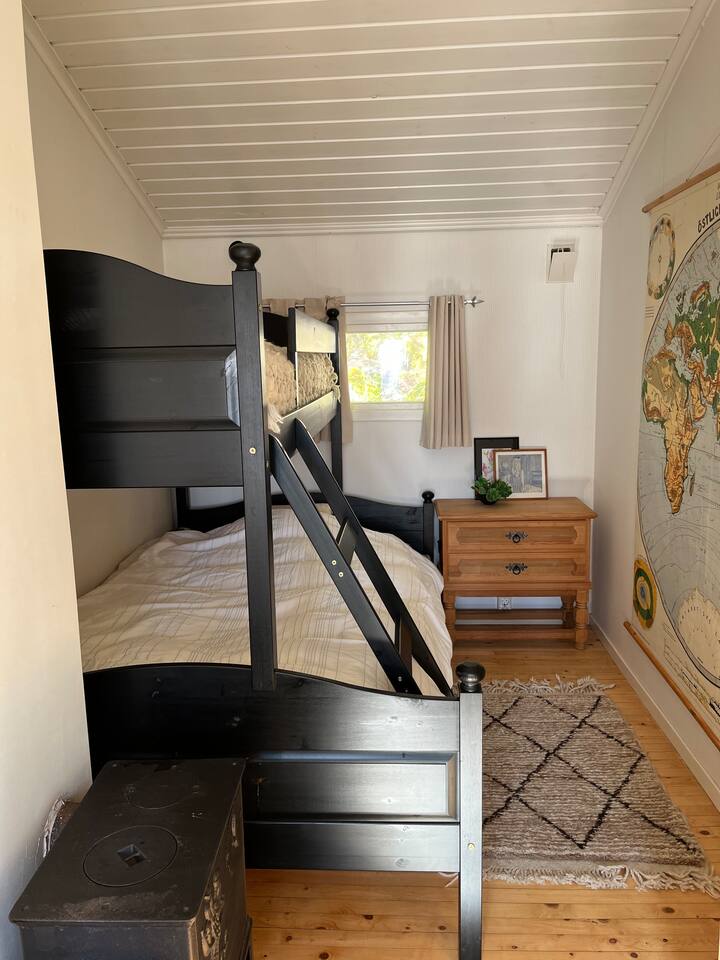 chumba cha kulala 2 na kitanda bunk, chini duvets na mito. Meko haiwezi kutumika katika vyumba vya kulala