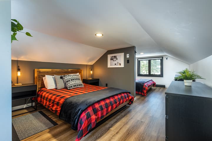 חדר שינה כפול 4 ו-5 עם הפרדה בין 2 מיטות קווין סייז.