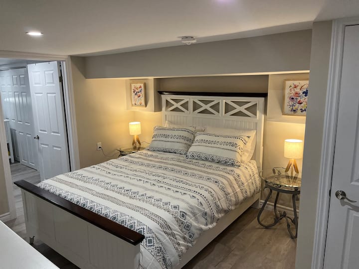 Დედოფლის საწოლი ბალიშის ზედა მატრასით, საბნის ქვემოთ. Ხელმისაწვდომია დამატებითი საბნები და ბალიშები.