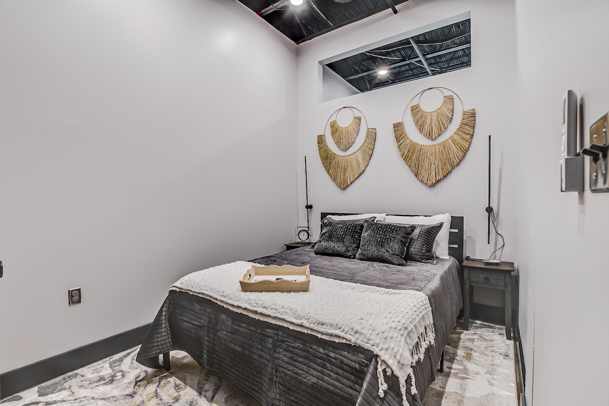 Master bedroom with queen size bed. 