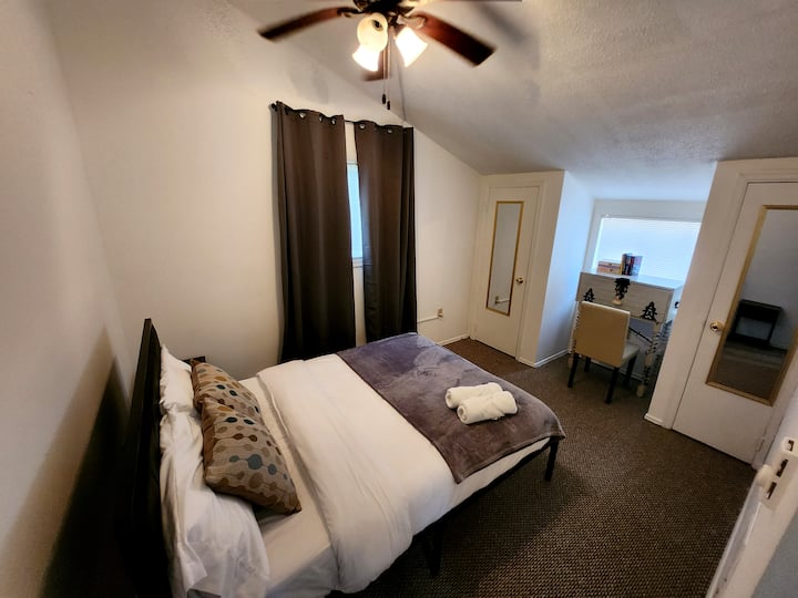 غرفة نوم في الطابق العلوي تتميز بسرير كامل الحجم.