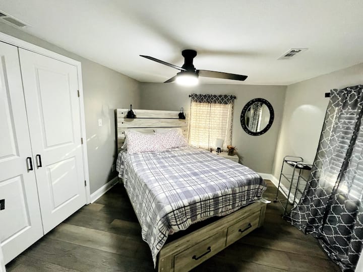 Chumba #1 chenye kitanda aina ya queen