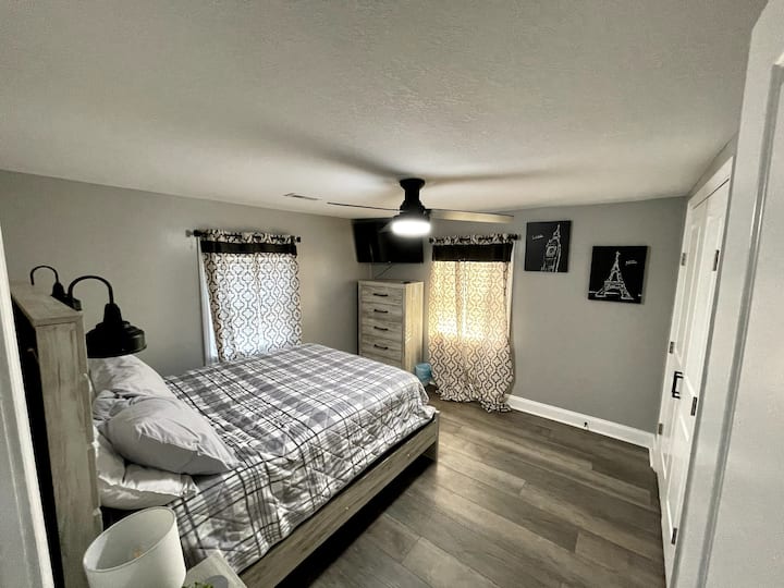 Chumba #2 chenye kitanda aina ya queen 