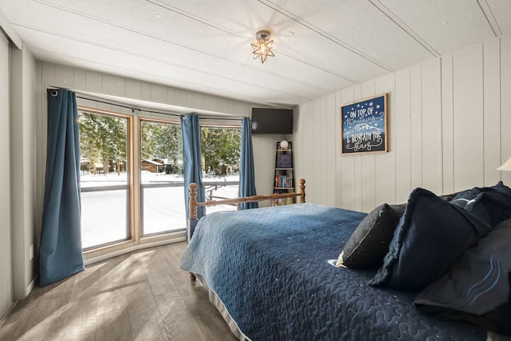 Front bedroom with Queen Bed