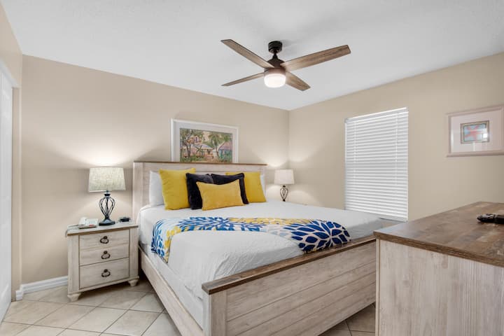 พักผ่อนในห้องนอนใหญ่ที่เงียบสงบมีเตียงคิงไซส์ที่สะดวกสบายและห้องน้ำส่วนตัว