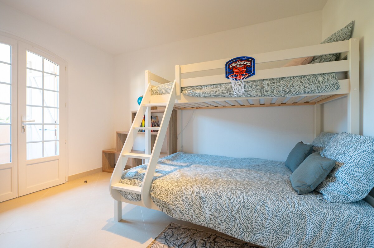 Chumba cha kulala 2 na WARDROBE na vitanda bunk: 1 kitanda mara mbili chini na kitanda 1 moja juu