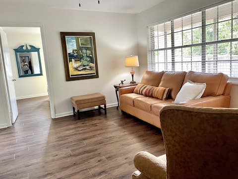 The Hummingbird: Private Bathrooms, Pet Friendly