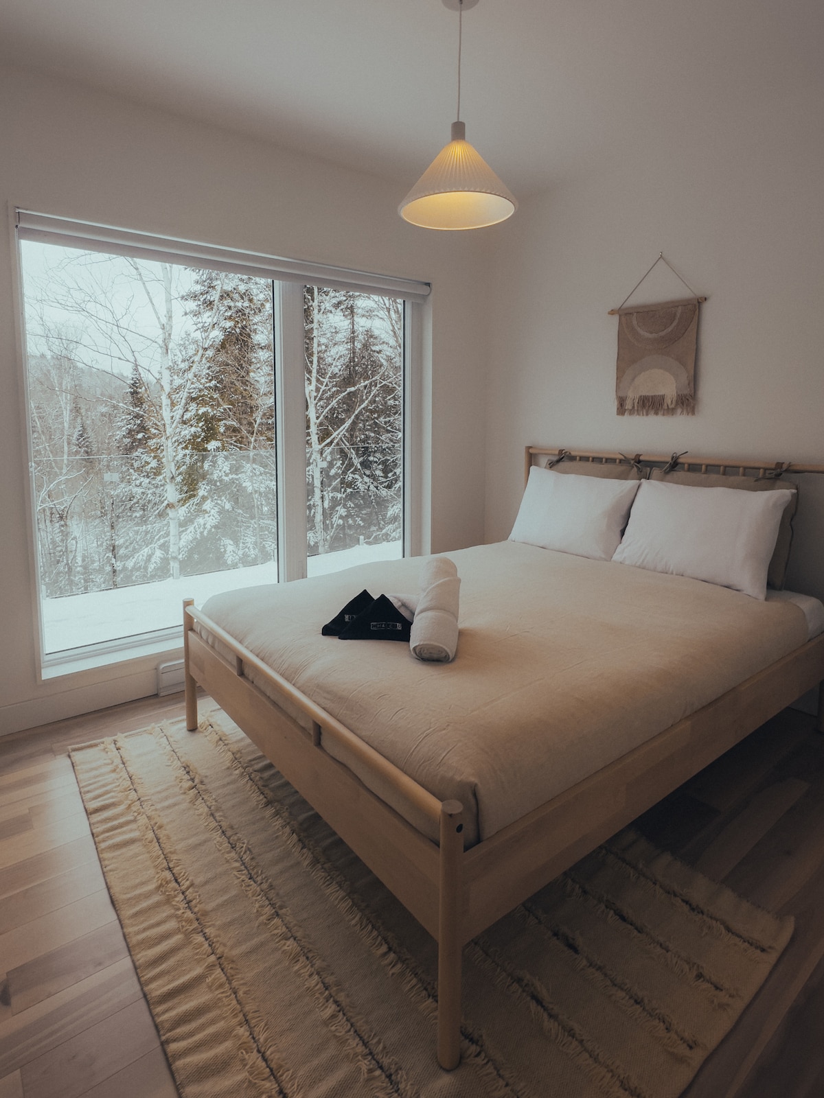 Dormez au-dessus de la cime des arbres dans la chambre, qui dispose de murs en verre qui vous plongent à l'extérieur. Toutes les fenêtres  sont équipées de stores opaques pour plus d'intimité.