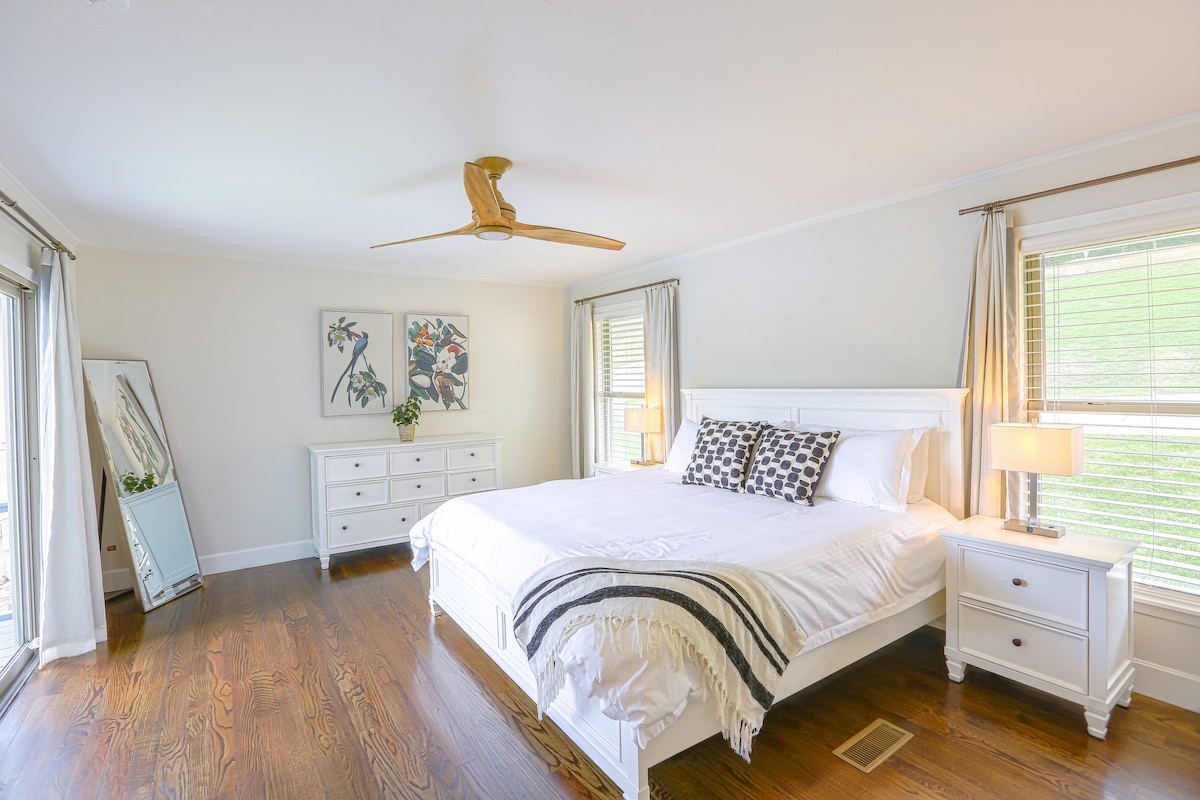 Dhomë gjumi master me banjë en-suite dhe ballkon privat