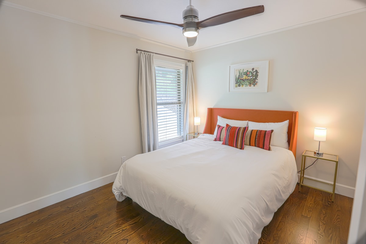 Dhoma e gjumit 2 me qasje në banjën tënde të kompletuar në katin e sipërm