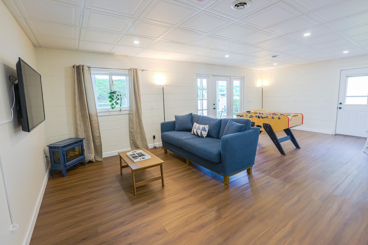 Dhomë ndenjjeje në katin e poshtëm - koncept i hapur me zonën e lojës dhe aneksin e kuzhinës