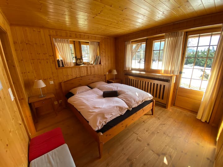 Dhomë gjumi me krevat dopio dhe banjë ensuite me dush plot këmbë (poshtë)