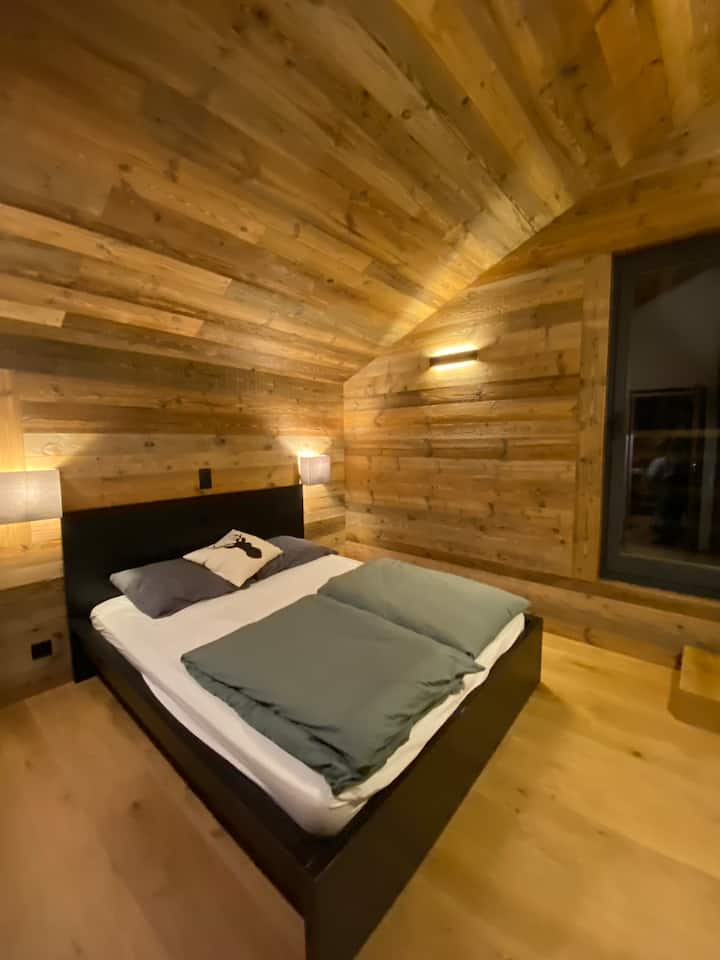 Chambre "Combins" me hyrje në ballkonin jugor, kati i parë