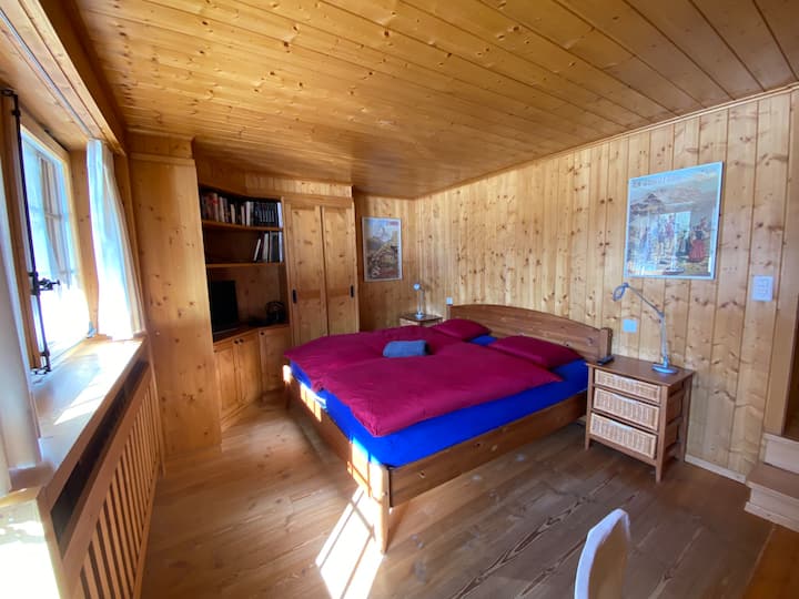 Dhomë dyshe dhe banjë me banjë en-suite në katin e poshtëm