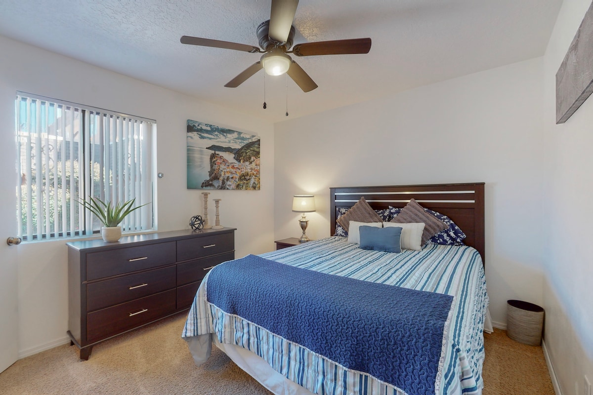 غرفة النوم 2 مع صندوق من الأدراج وتحتوي على مروحة سقف.