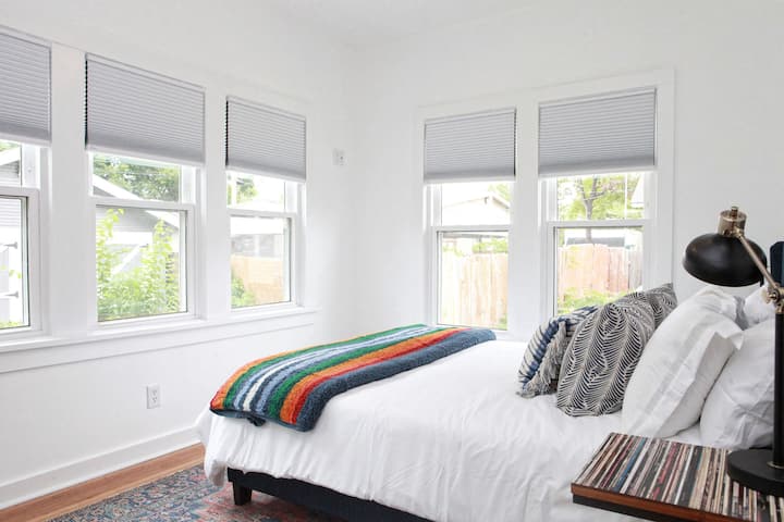 三号卧室配有舒适的标准双人床尺寸的记忆棉床垫。