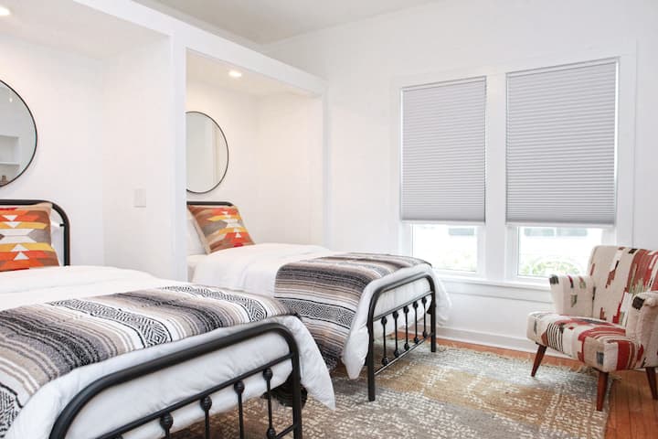 2号卧室配有两（ 2 ）张单人床和舒适的记忆泡沫床垫。  