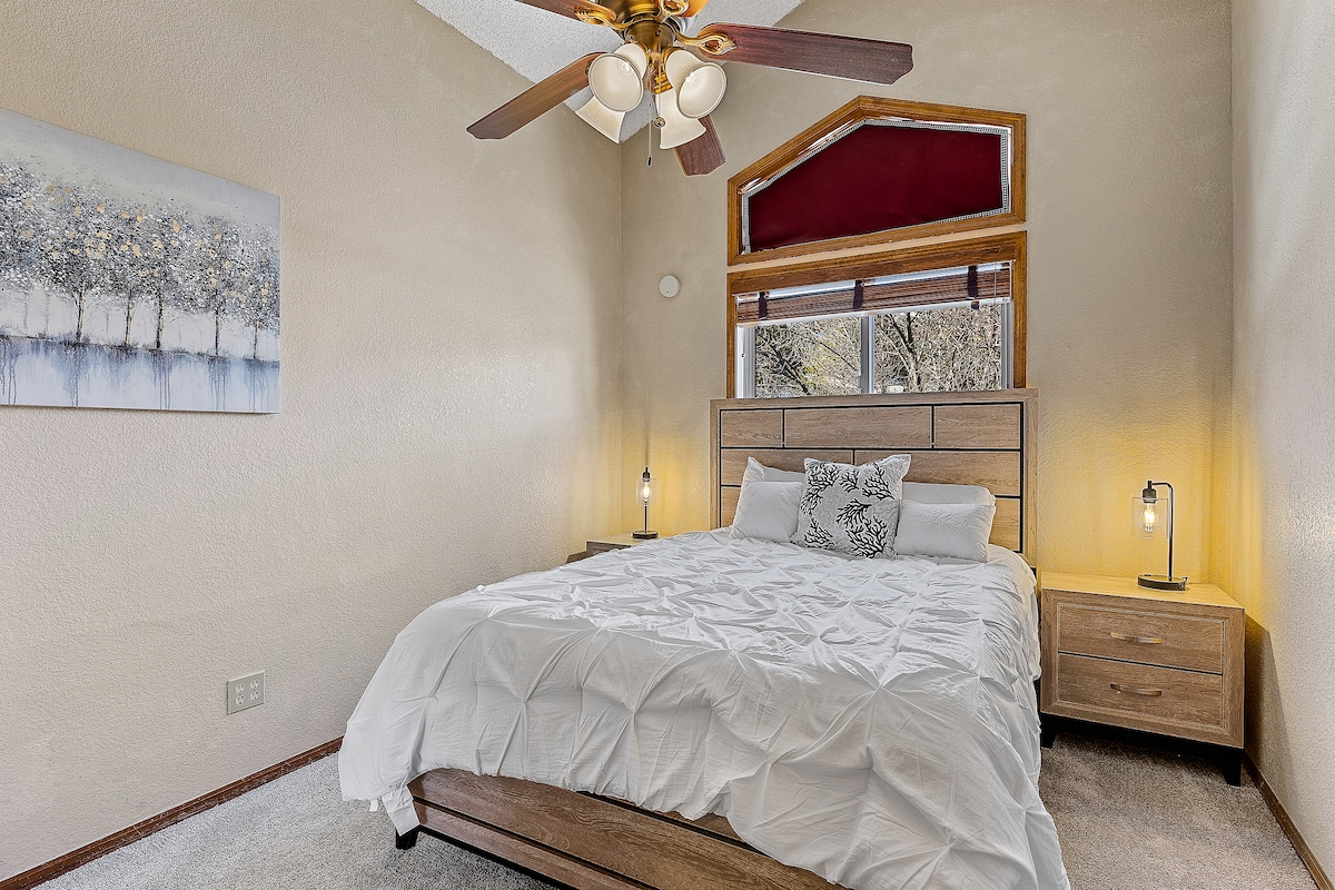 Second bedroom with queen bed.