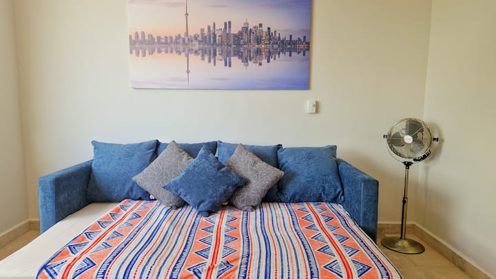 El area de sala tiene minisplit, ventilador de techo y ventilador portatil