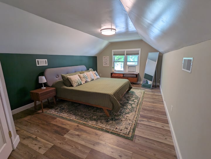Spavaća soba na katu s bračnim krevetom (širine 180 - 200 cm)