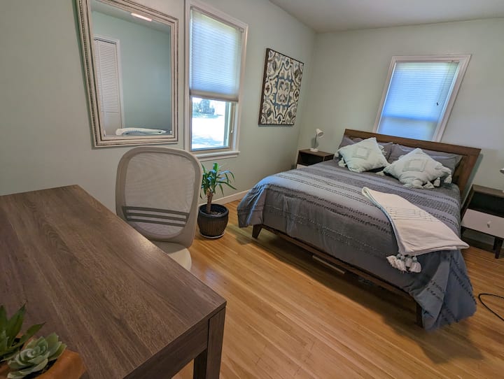 Spavaća soba/ured na glavnom katu, bračni krevet (160x200), radni stol i uredska stolica 