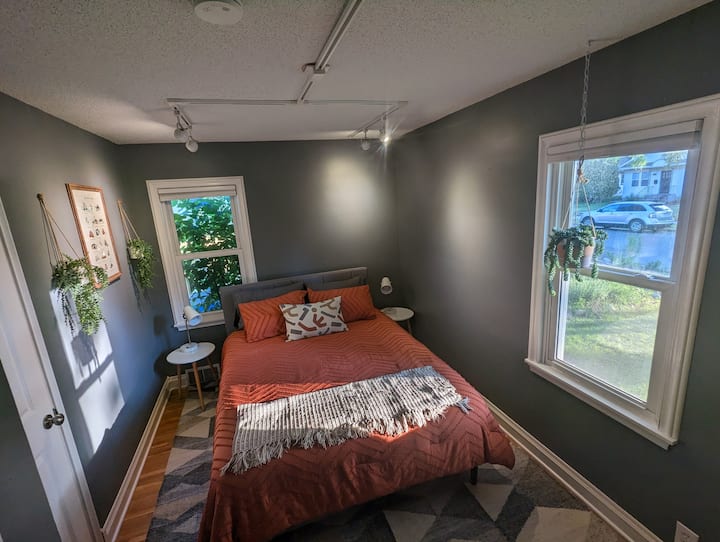 Spavaća soba na glavnom katu s bračnim krevetom (širine 150 -