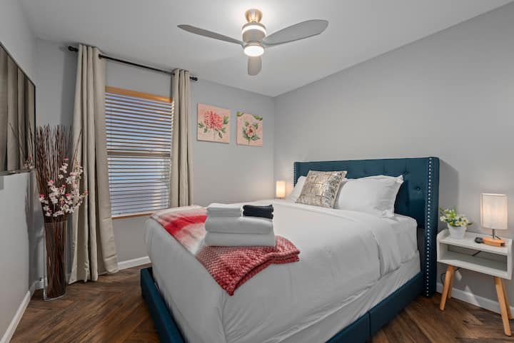 غرفة نوم ثانية بسرير بحجم كوين وبها تلفزيون ذكي خاص بها