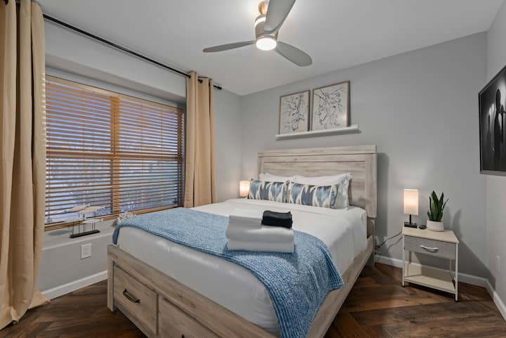 غرفة نوم ثالثة بسرير بحجم كبير وتلفزيون ذكي خاص