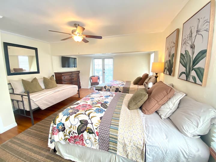 Კომფორტული საძინებელი 3 საწოლით  