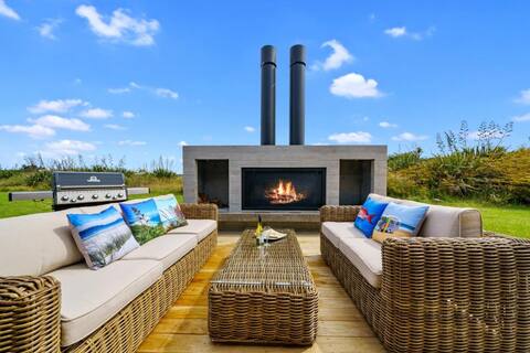 Kanuka Retreat Waitarere Beach | Outdoor Fireplace