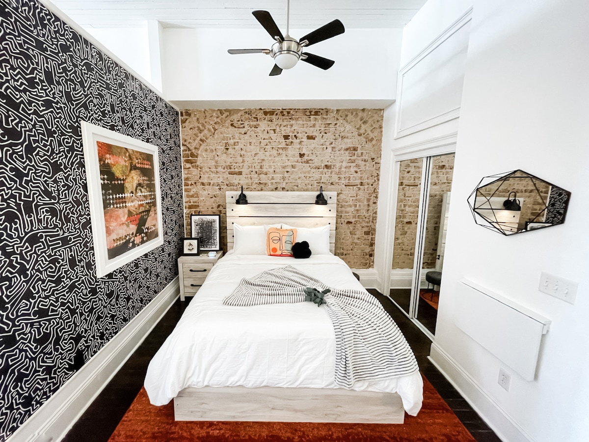 Luxurious, comfy queen size Casper bed.