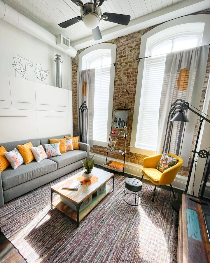 Obývacia izba s obrovskými klenutými oknami, ktoré prepúšťajú úžasné množstvo svetla!