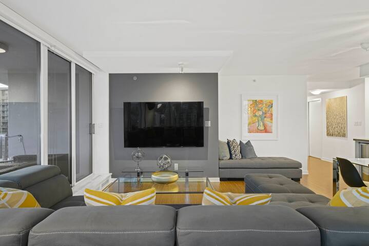 Stunning Subpenthouse – 3Bed/2Ba DT wParking gallery image 5
